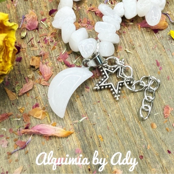 Gold charms bracelet with white jade - Picture 2 of 2